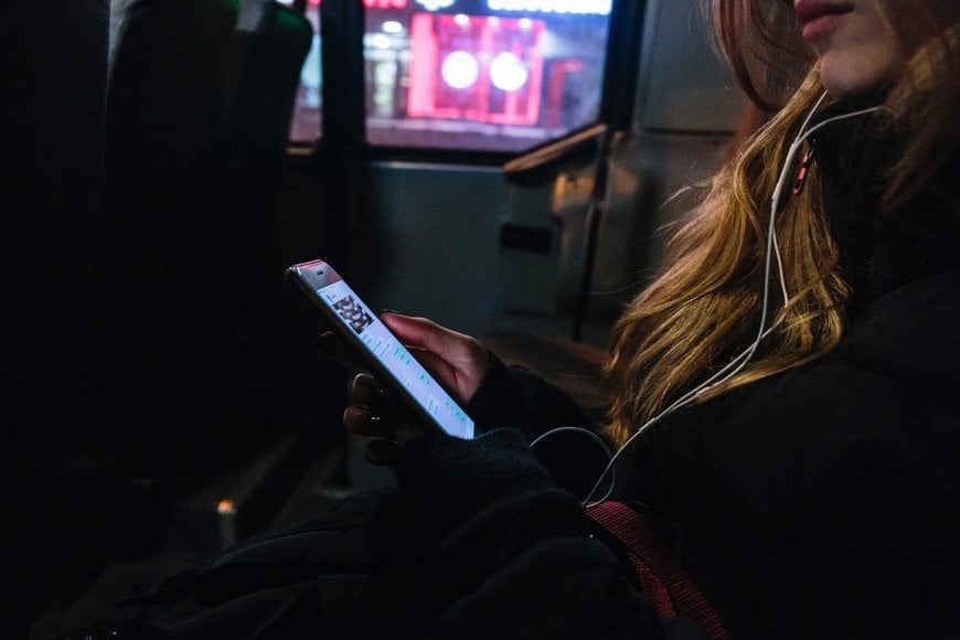 Permettre aux passagers de disposer d'une bande passante WiFi pratiquement illimitée à bord pour diffuser des contenus multimédias, tout en préservant le réseau cellulaire existant des véhicules pour d'autres usages